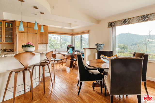 2208 Westridge Road, Los Angeles CA: https://media.crmls.org/mediaz/c02e33fb-97b7-4696-83cd-89e32d76c5d5.jpg