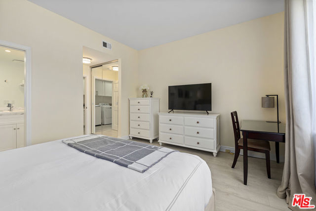 7834 Electra Drive, Los Angeles CA: https://media.crmls.org/mediaz/c03018e1-6713-4220-8d68-57520dd9f6d9.jpg