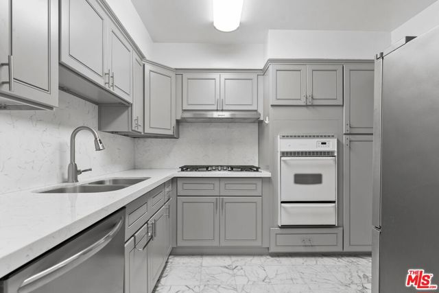 9950 Durant Drive, Beverly Hills CA: https://media.crmls.org/mediaz/c0305602-70d1-4fe5-a428-aaa3909d7c74.jpg