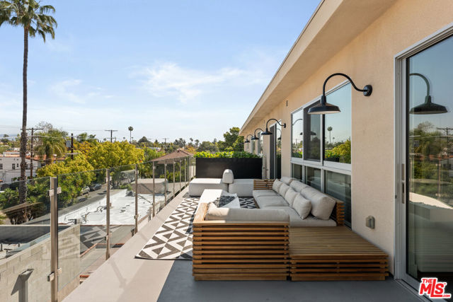728 N Sweetzer Avenue, West Hollywood CA: https://media.crmls.org/mediaz/c0306377-7616-4385-b455-6a088ba278c0.jpg