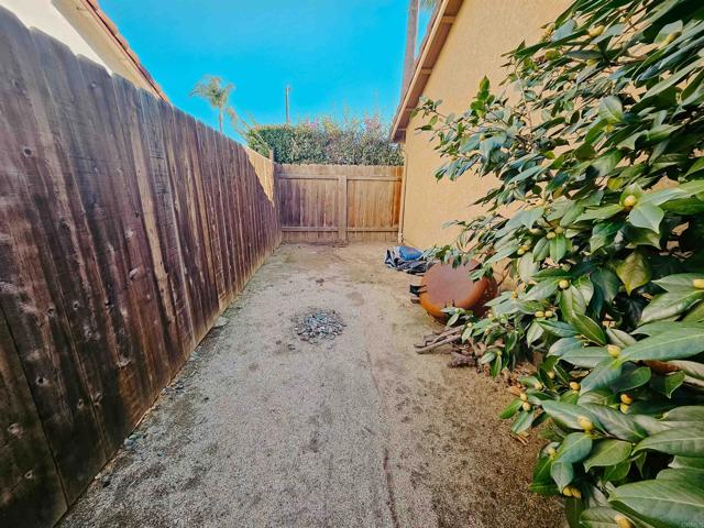 1715 Las Palmas Lane, Escondido CA: https://media.crmls.org/mediaz/c0328292-5222-46cf-95f7-24a9257e383c.jpg