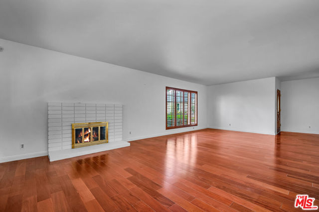 2925 Dona Susana Drive, Studio City CA: https://media.crmls.org/mediaz/c032e351-5cd9-43a5-89e9-e70066bd3f08.jpg
