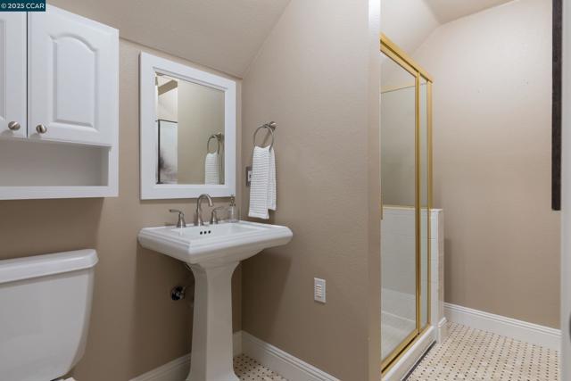 5427 Blackhawk Dr, Danville CA: https://media.crmls.org/mediaz/c0330314-21f3-41db-8cdc-28009101b856.jpg
