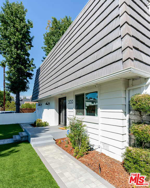 5056 Greenbush Avenue, Sherman Oaks CA: https://media.crmls.org/mediaz/c036b934-8f5b-4680-9e5c-f2fe82217337.jpg