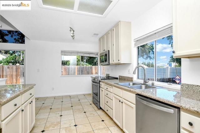 738 Valley Green Dr, Brentwood CA: https://media.crmls.org/mediaz/c036ed3a-19a5-490b-85c3-51d73fe392fe.jpg