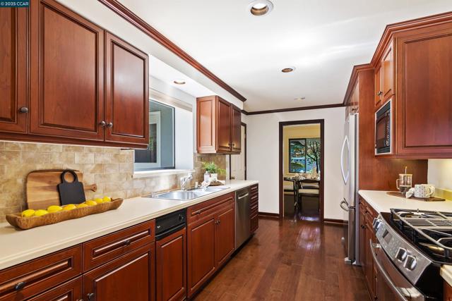 372 El Divisadero Ave, Walnut Creek CA: https://media.crmls.org/mediaz/c0379047-14e1-4dca-bec9-a1aefd607000.jpg