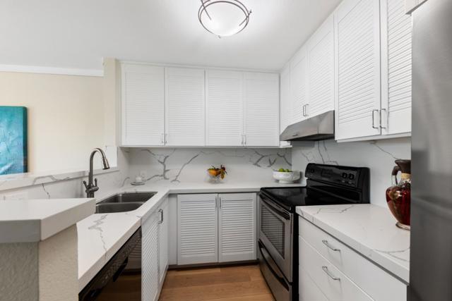100 Lucky Drive, Corte Madera CA: https://media.crmls.org/mediaz/c038b58d-78d4-4922-a7ae-23e0eeb36c54.jpg