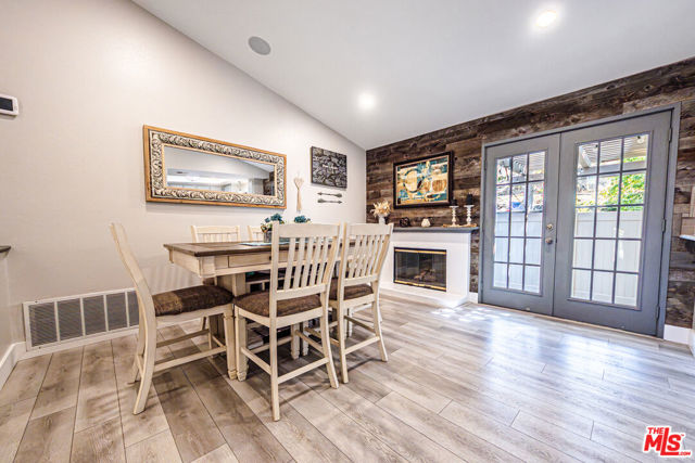20055 Avenue Of The Oaks, Newhall CA: https://media.crmls.org/mediaz/c039cdf2-673d-491b-8b14-c2e682bff19b.jpg