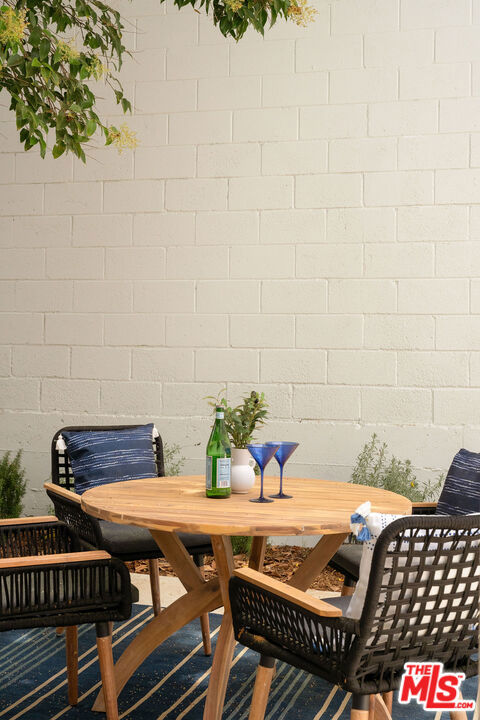 12366 Laurel Terrace Drive, Studio City CA: https://media.crmls.org/mediaz/c03a933c-7251-4cf0-8441-833dca4a4fcb.jpg