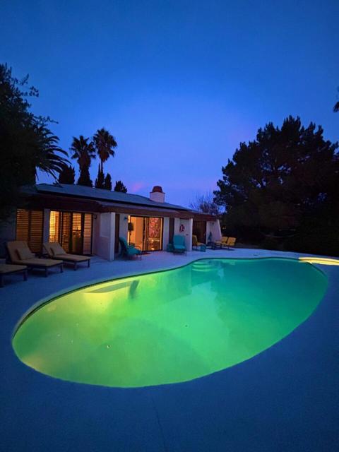 1385 E Via Escuela, Palm Springs CA: https://media.crmls.org/mediaz/c03cae24-2ccc-46f0-a1a6-30b52cbb576b.jpg
