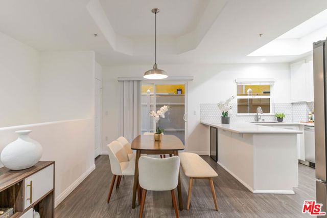 5521 Kester Avenue, Sherman Oaks CA: https://media.crmls.org/mediaz/c03caee8-fc77-453d-8f7d-cff0e32e967e.jpg