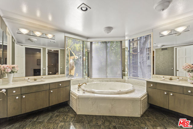 4752 Park Encino Lane, Encino CA: https://media.crmls.org/mediaz/c03d03ff-8b7d-4e5a-adaa-0b7651523943.jpg