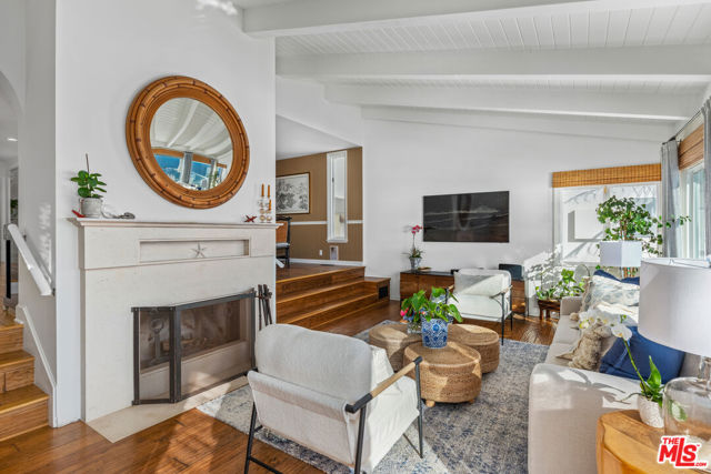 31658 Broad Beach Road, Malibu CA: https://media.crmls.org/mediaz/c03d586f-f0f5-4a66-8843-d138b7b9e9ee.jpg
