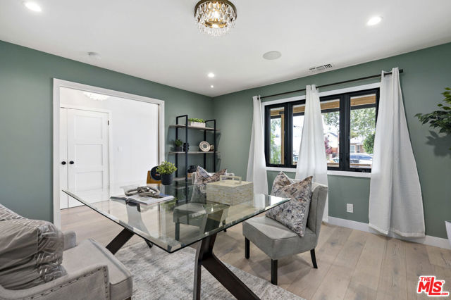712 N Keystone Street, Burbank CA: https://media.crmls.org/mediaz/c03d78e7-cbcb-4992-a676-caeb5eec1397.jpg