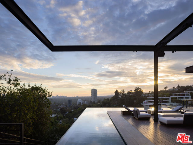 1305 Collingwood Place, Los Angeles CA: https://media.crmls.org/mediaz/c03e612a-7dec-41d3-9d41-b0eaf3c3f032.jpg