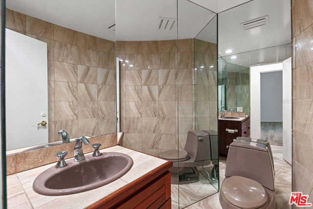 32215 Pacific Coast Highway, Malibu CA: https://media.crmls.org/mediaz/c03f673e-3ac2-4bc5-801c-3d7ecf44585c.jpg