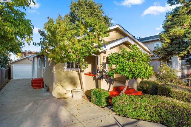 2825 Marlborough Avenue, Redwood City CA: https://media.crmls.org/mediaz/c03f7765-d5d2-4979-b0ec-e28090785fc7.jpg
