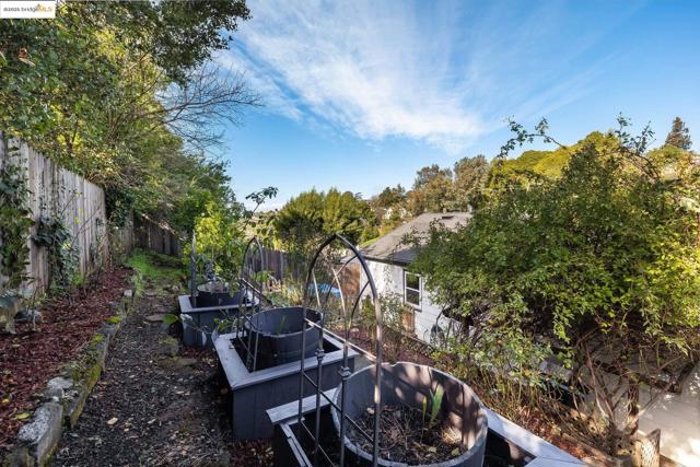 279 Pomona Street, Crockett CA: https://media.crmls.org/mediaz/c040a704-4033-4481-9bb9-5f80526f36a5.jpg