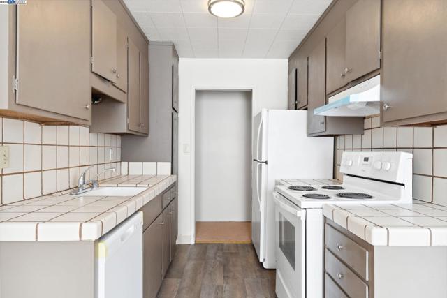 424 Staten Ave, Oakland CA: https://media.crmls.org/mediaz/c040e2cd-68d2-4ba0-a688-62c045a0151d.jpg