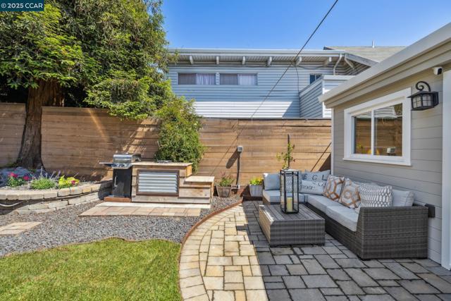 3036 Delaware St, Oakland CA: https://media.crmls.org/mediaz/c0413768-5a27-4ce3-abdf-dd5f5ea9d151.jpg