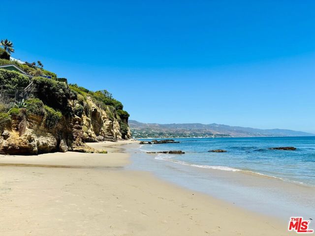 6855 Dume Drive, Malibu CA: https://media.crmls.org/mediaz/c041480a-fe8d-4103-a046-1c3e5ca3eec4.jpg
