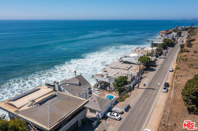 24208 Malibu Road, Malibu CA: https://media.crmls.org/mediaz/c042050b-e854-444f-bad5-2e4770734eb3.jpg