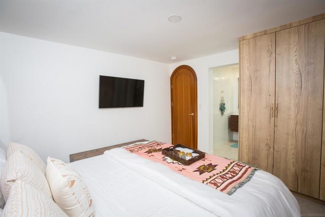 1047 Highland Dr, Del Mar CA: https://media.crmls.org/mediaz/c0420deb-548c-4622-8e98-565f03d9aec4.jpg