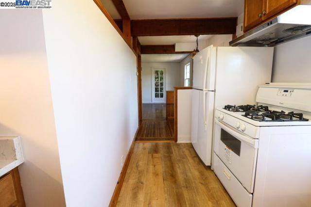 828 Everett Ave, Oakland CA: https://media.crmls.org/mediaz/c0420e2e-2a09-4c4f-8948-c91ee0d4b80c.jpg