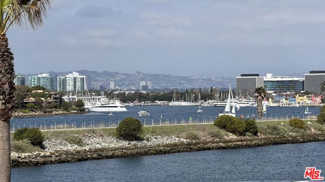 6209 Pacific Avenue, Playa del Rey CA: https://media.crmls.org/mediaz/c0432bfb-2a08-48b0-9904-80ba3ccbfb05.jpg