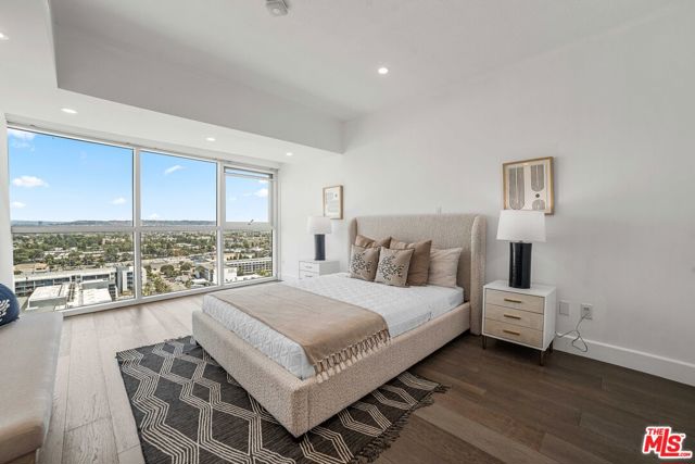 13600 Marina Pointe Drive, Marina del Rey CA: https://media.crmls.org/mediaz/c044a61f-f682-4dfd-a2f4-1fa3c8f1002b.jpg