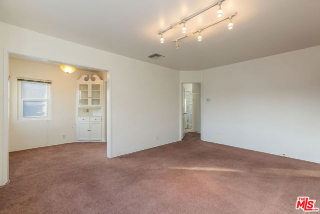 811 E Nutwood Street, Inglewood CA: https://media.crmls.org/mediaz/c044bdee-7b4f-42bc-b630-c5a3f3e1c121.jpg