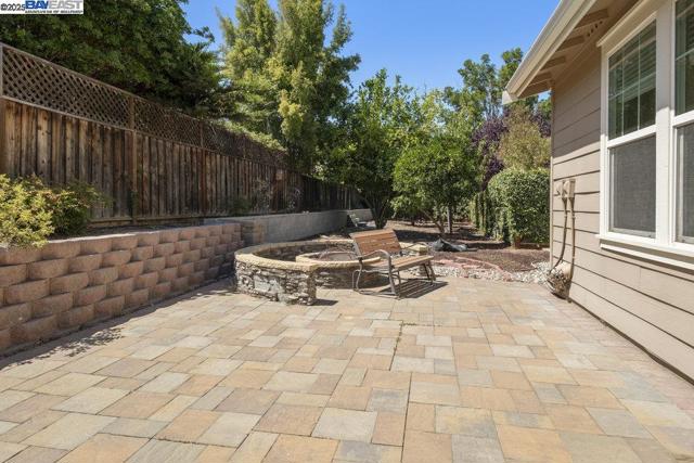670 W Privado Way, Mountain House CA: https://media.crmls.org/mediaz/c044ed79-570a-4560-96fc-98c7d1319539.jpg