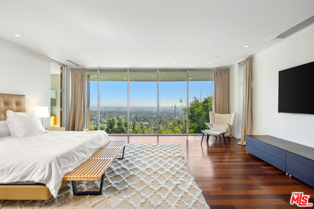 1290 Angelo Drive, Beverly Hills CA: https://media.crmls.org/mediaz/c045c1c9-f2b9-409b-9e07-0a4729082677.jpg