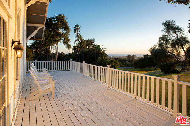 1835 Santa Monica Road, Carpinteria CA: https://media.crmls.org/mediaz/c04651c7-5244-458a-887d-ef2d1a4ab784.jpg