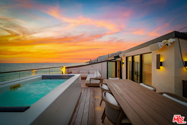 18954 Pacific Coast Highway, Malibu CA: https://media.crmls.org/mediaz/c046c386-5d37-4cf1-a8ea-e9f34bfbfd67.jpg