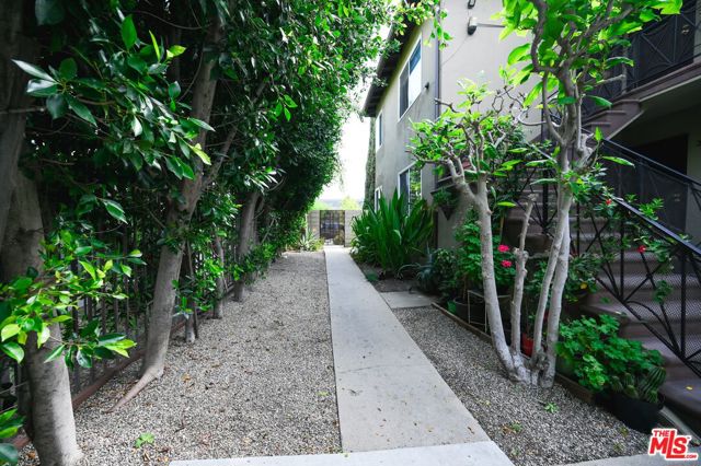 5533 W Jefferson Boulevard, Los Angeles CA: https://media.crmls.org/mediaz/c0477671-2da9-4248-97c1-cb77fdea0d6b.jpg