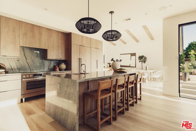 5725 Katherine Avenue, Sherman Oaks CA: https://media.crmls.org/mediaz/c047b2df-da01-486d-89aa-c08e1ba61cad.jpg