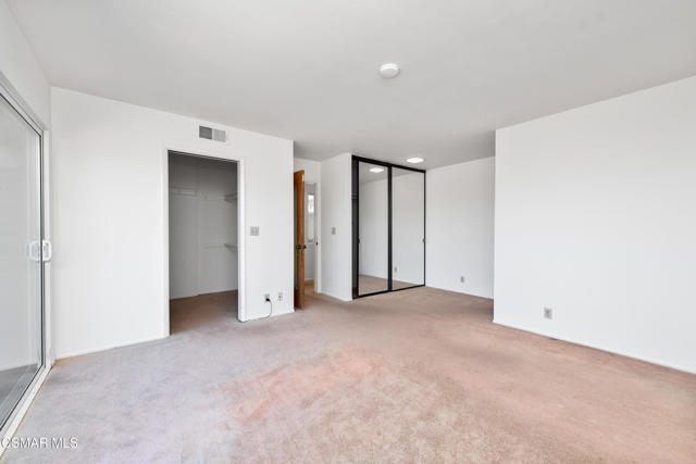 1140 San Clemente Way, Camarillo CA: https://media.crmls.org/mediaz/c0485e4c-c4e7-419e-842f-d6736c2a5465.jpg