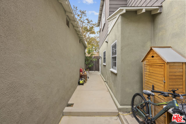 9528 W Olympic Boulevard, Beverly Hills CA: https://media.crmls.org/mediaz/c048d8f0-6860-42aa-a31f-99da689248e2.jpg