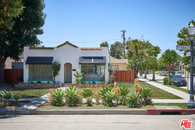 3653 Falcon Avenue, Long Beach CA: https://media.crmls.org/mediaz/c049a2b7-21ce-4140-8d29-8d19896e41dc.jpg