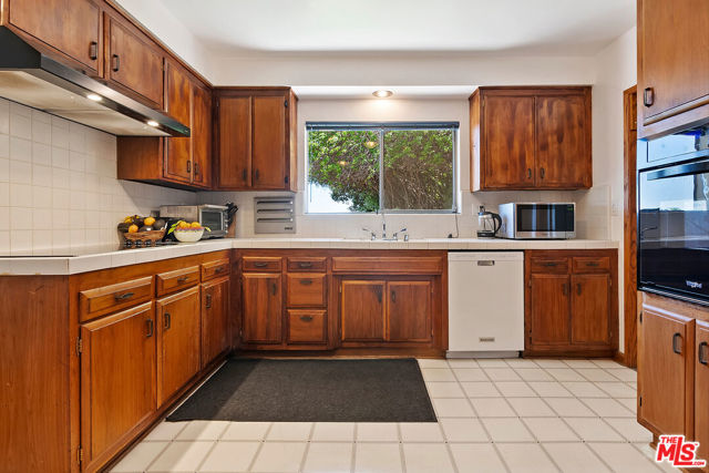 16840 Oak View Drive, Encino CA: https://media.crmls.org/mediaz/c04a3d49-7e9b-413c-a2c2-2d5f6d319809.jpg