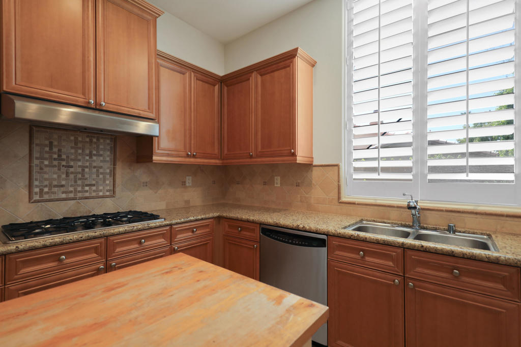 https://media.crmls.org/mediaz/c04bc1ad-16ba-45ee-b0c8-1425f9cd5ae5.jpg?preset=X-Large