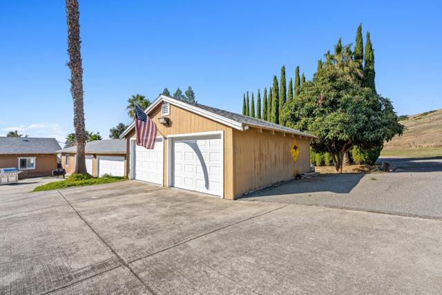 1995 Old Calaveras Road, Milpitas CA: https://media.crmls.org/mediaz/c04c8f84-b6a8-4666-9966-78c36dd96950.jpg