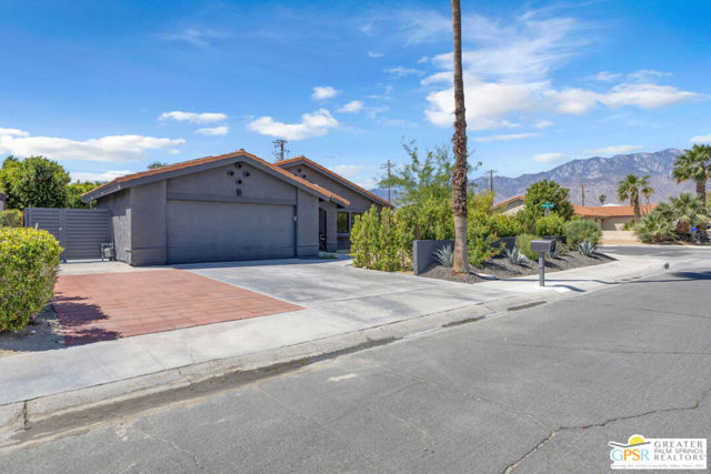 67795 Medano Road, Cathedral City CA: https://media.crmls.org/mediaz/c04cfc38-eb0b-432a-9ecc-19c1458b33e9.jpg