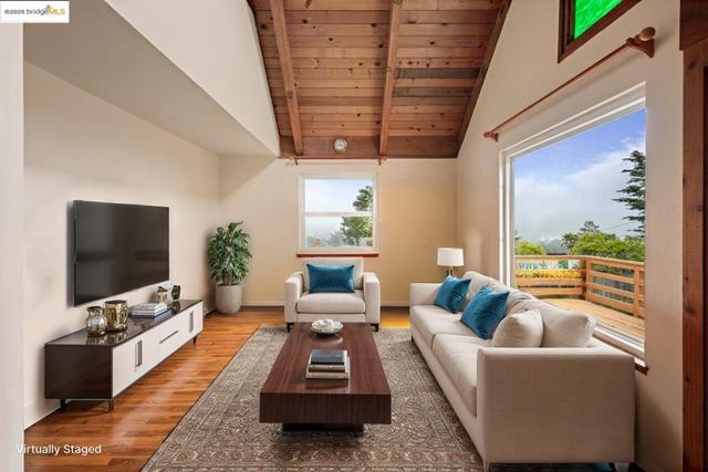 1400 Audubon AVE, Montara CA: https://media.crmls.org/mediaz/c04d59db-db5c-413c-b318-740ffd3483c8.jpg