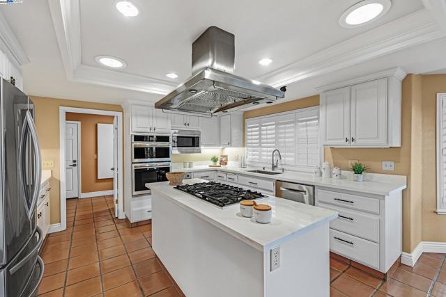 20340 Hunters Knls, Castro Valley CA: https://media.crmls.org/mediaz/c04d9039-ada9-4e92-bd7c-a6b2674f95a7.jpg