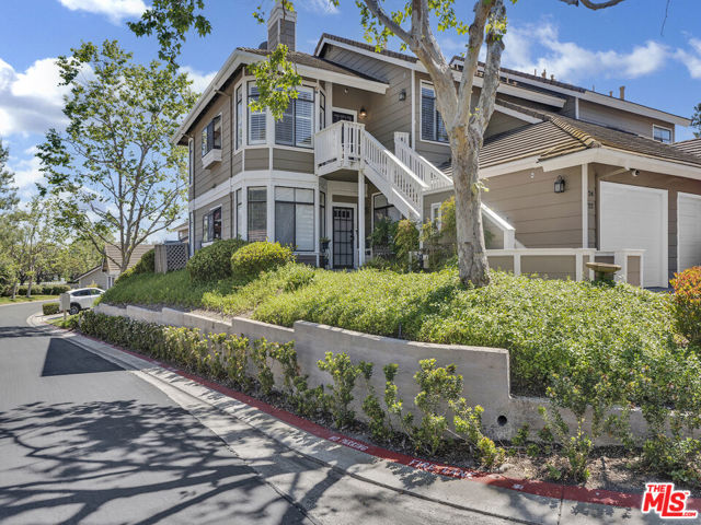 24 Green Brier Circle, Coto de Caza CA: https://media.crmls.org/mediaz/c04e2dbe-df5c-4b9b-8569-e8aea27e0ad6.jpg