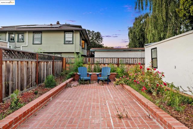1207 Cedar St, Berkeley CA: https://media.crmls.org/mediaz/c04e3bea-ebf5-40e9-8bcc-6baf73611ba7.jpg