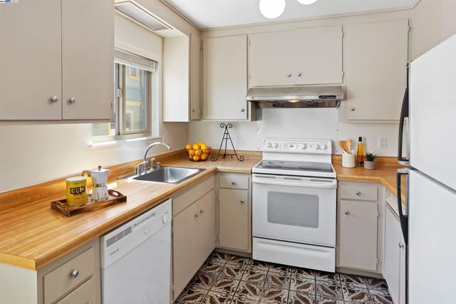 2133 Santa Clara Ave, Alameda CA: https://media.crmls.org/mediaz/c05075f3-fd62-4d0b-ac85-6c0b694ddd7d.jpg