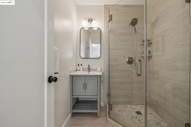 5968 Chabot Crest, Oakland CA: https://media.crmls.org/mediaz/c0525f2b-0f5f-4e6a-be51-01f6a03d4177.jpg